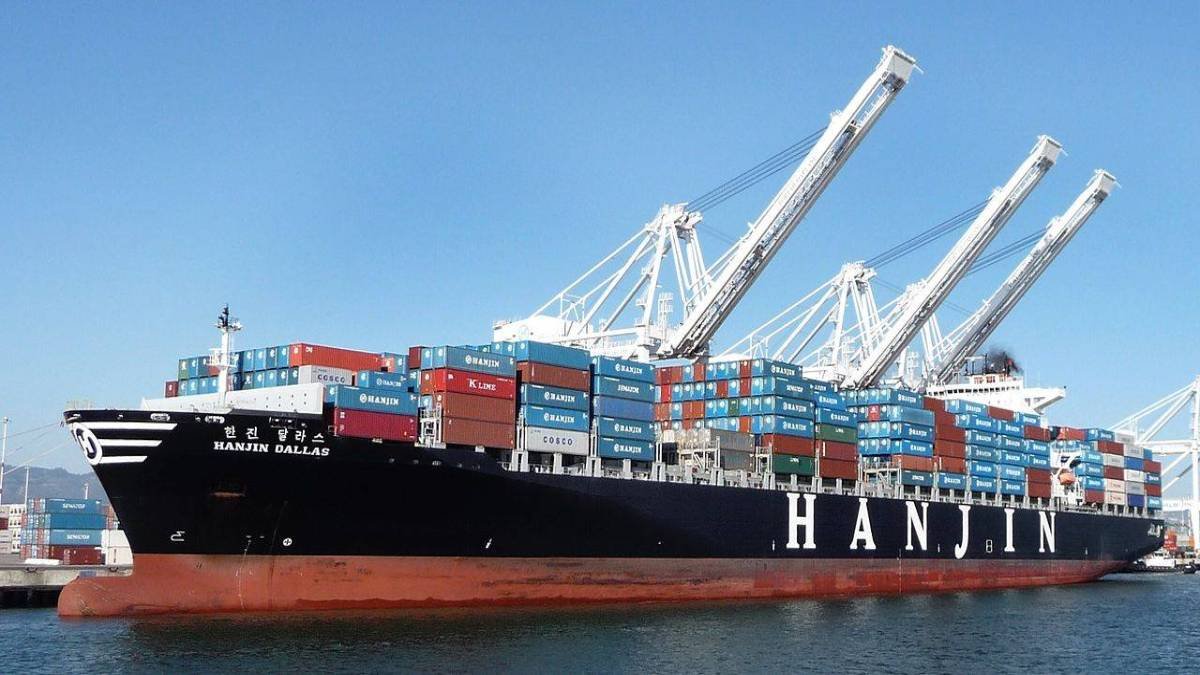 navio de containers atracado no porto simbolizando como reduzir custos de importação