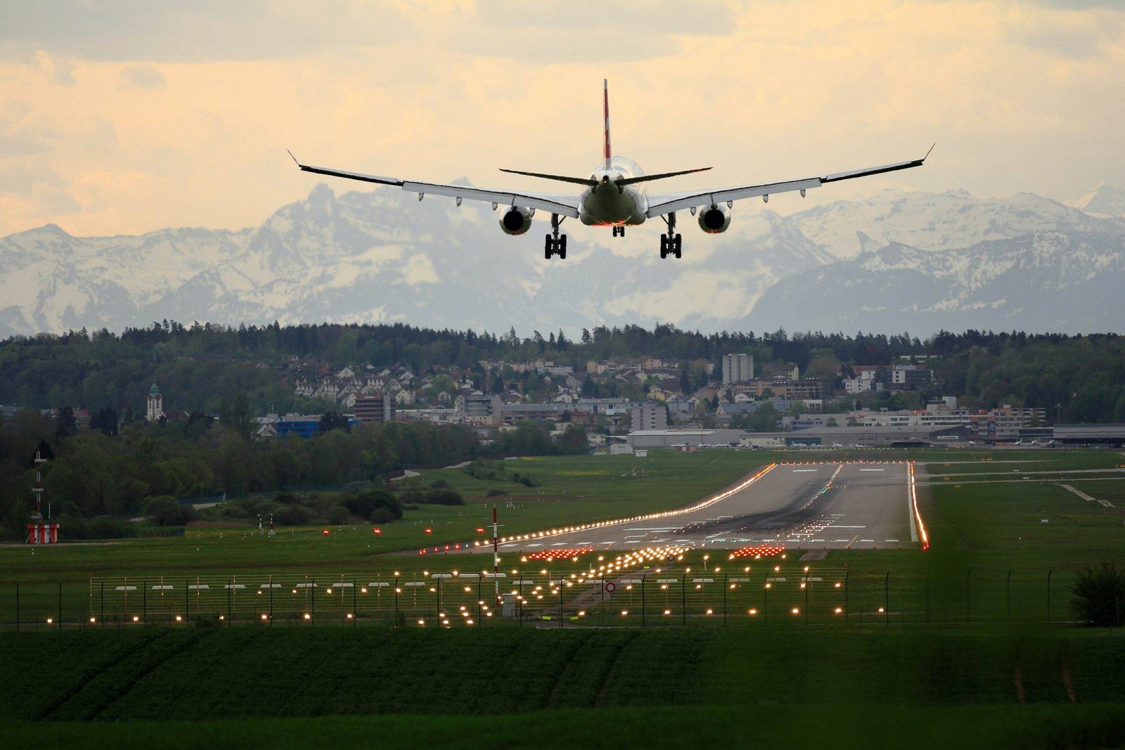 Avião de carga chegando no aeroporto em representação aos regimes aduaneiros especiais