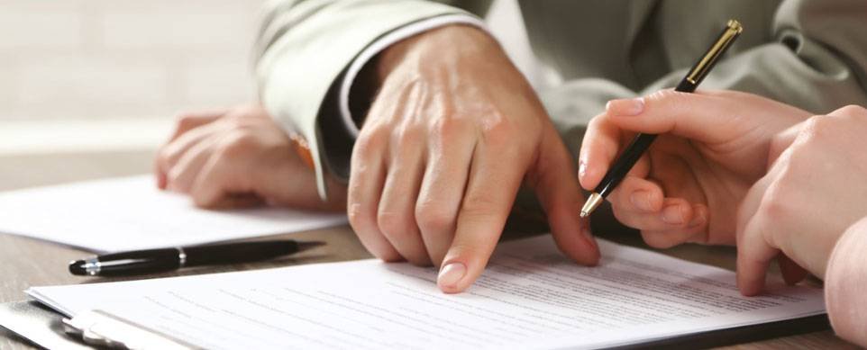 pessoa conferindo catálogo de produtos na DUIMP