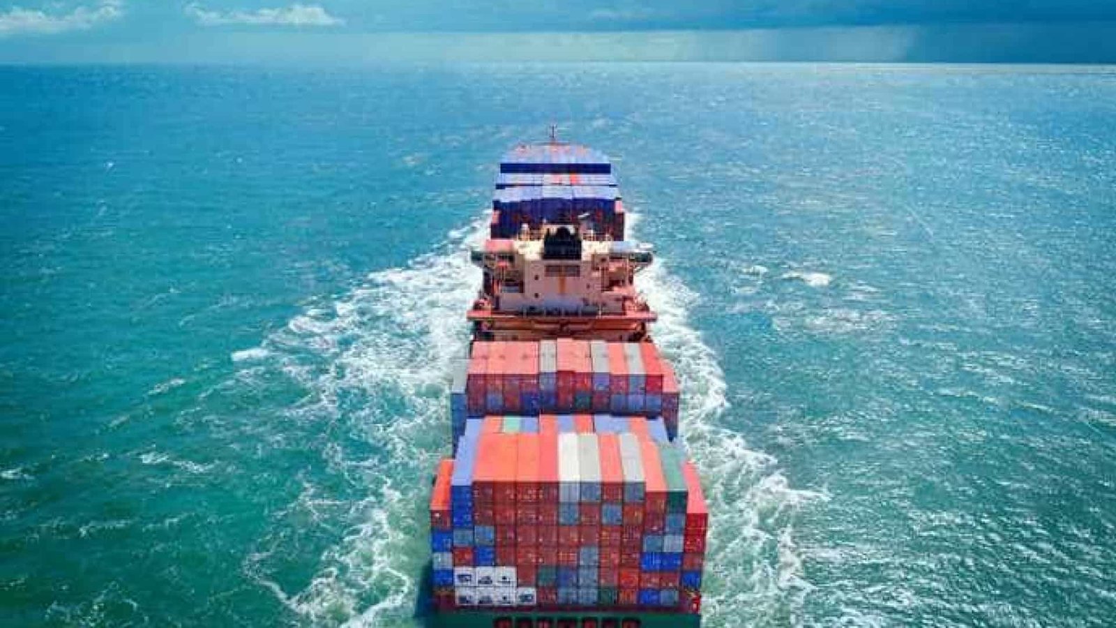 navio de cargas no mar simbolizando o Incoterms 2020